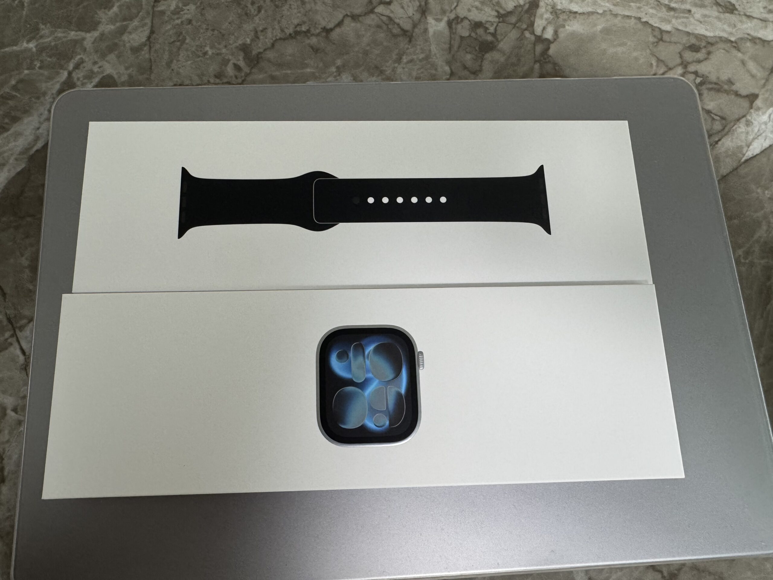 実際に購入したApple Watch Series 11 46mmの開封写真。本体とブラックのスポーツバンド